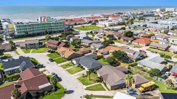 7730 Chantilly Circle Galveston, TX 77551 - Image 29