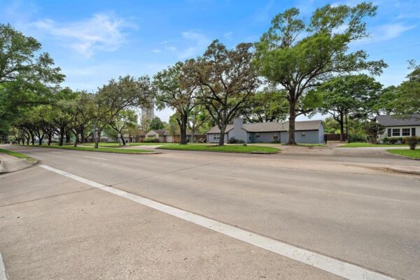 1068 Chimney Rock Road  Houston 77056 Harris - Image 3
