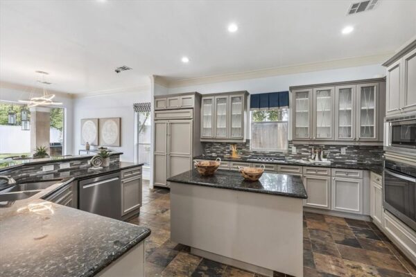 11 Pecan Trail Lane  Houston 77055 Harris - Image 3
