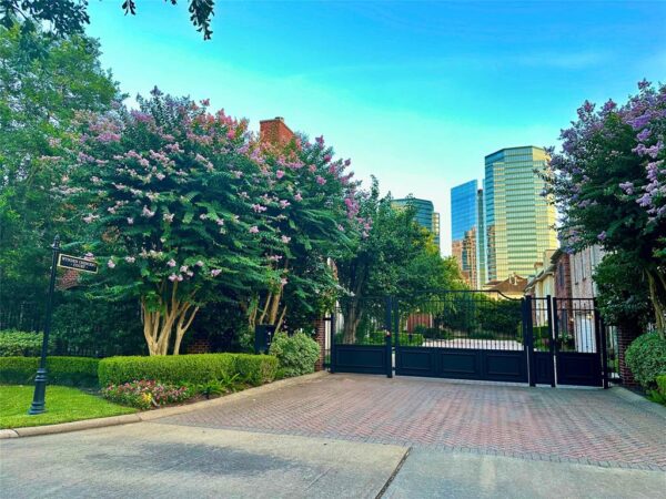 207 Wynden Crescent Court  Houston 77056 Harris - Image 16