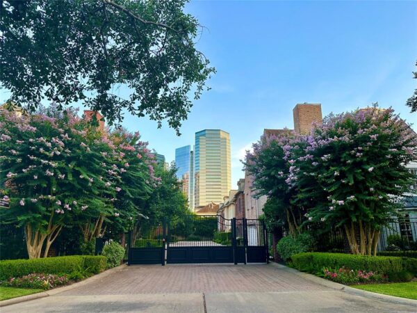 207 Wynden Crescent Court  Houston 77056 Harris - Image 17