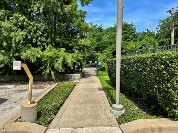 207 Wynden Crescent Court  Houston 77056 Harris - Image 20