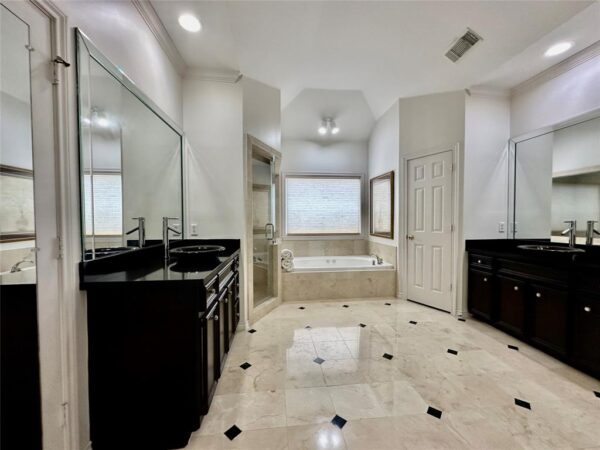 207 Wynden Crescent Court  Houston 77056 Harris - Image 9