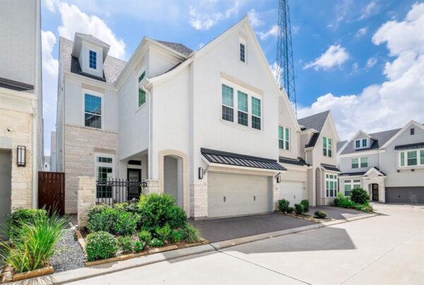 3204 Ridgeway Valley Lane  Houston 77055 Harris - Image 2