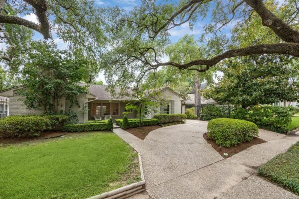 3838 Meadow Lake Lane  Houston 77027 Harris - Image 2
