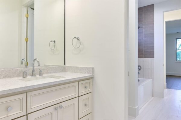 1570 Cheshire Lane  Houston 77018 Harris - Image 28