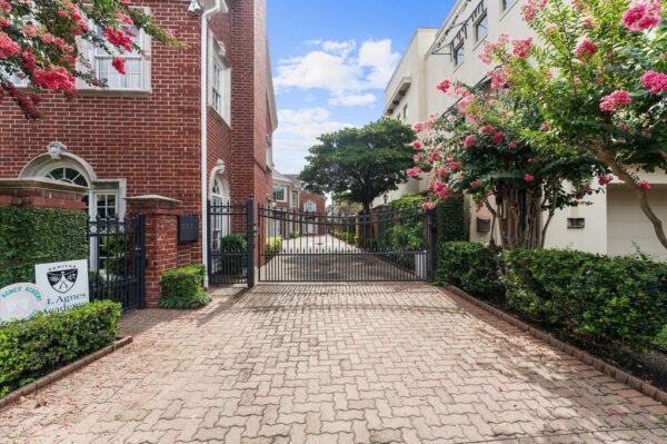 2222 Nantucket Drive B Houston 77057 Harris - Image 2