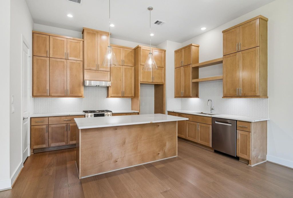 1713 Bologna Lane  Houston 77055 Harris - Image 2