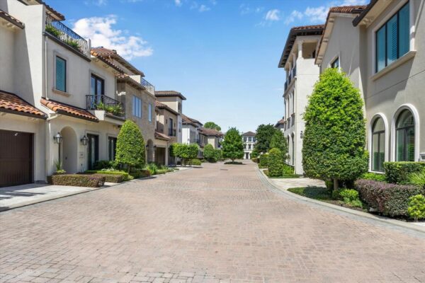5736 Tanglewood Cove Street  Houston 77057 Harris - Image 32