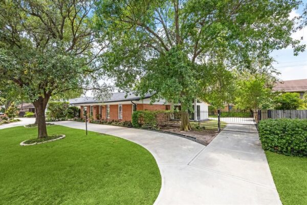 1902 Chimney Rock Road  Houston 77056 Harris - Image 2