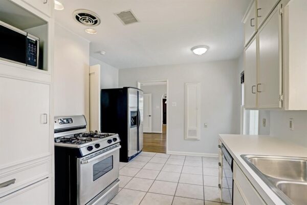 2402 Southgate Boulevard  Houston 77030 Harris - Image 8