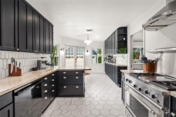 208 W 34th Street  Houston 77018 Harris - Image 9